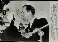 1949 Press Photo Governor Allan Shivers kisses wife after speech in Woodville. picture