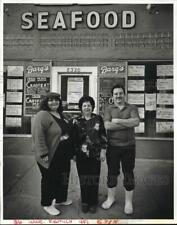 1987 Press Photo Anna, Elizabeth and Iggy Christiana at Seafood Store on Oak picture
