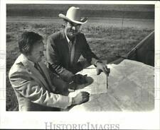 1988 Press Photo Jim Hatcher of Australia Island Project with Larry D. Crowe picture