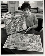 1989 Press Photo Project Director Debra Freeburn with Harrisburg Board Game picture