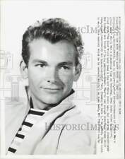 1960 Press Photo Actor Dean Jones discusses Broadway flop at Hollywood picture