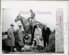 1960 Press Photo Amon Carter and officials visit Will Rogers statue in Ft. Worth picture