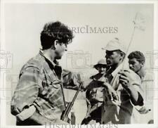 1967 Press Photo Israeli searches Egyptian soldier on the Sinai Peninsula picture