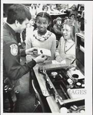 1982 Press Photo Police Sgt. J.E. Neese & Reedy Creek Elementary School Students picture