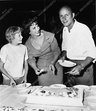 2106-18 candid Hayley Mills Maureen O'Hara cut birthday cake on set Parent Trap picture