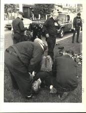1987 Press Photo Albany, NY paramedics treat man injured i automobile accident picture