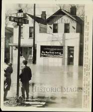 1948 Press Photo Residents looking at flood waters in a Cincinnati street picture