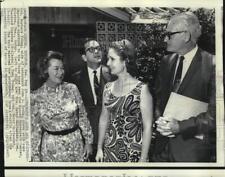 1969 Press Photo Astronaut's Wife Barbara Young Receives Senators, Wife at Home picture