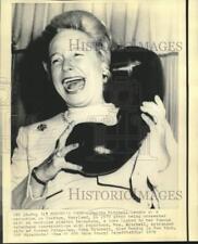 1970 Press Photo Martha Mitchell laughs at large plastic telephone presentation picture