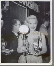 Beautiful Cleo Moore with camera premiere of Guys and Dolls rare 1955 photo picture
