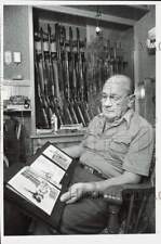 1977 Press Photo J.D. Rea displays photos beside rifle collection - lra66002 picture