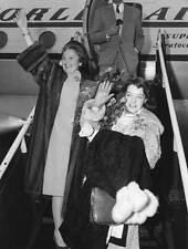 Schneider, Romy *Actress, with mother Magda Schneider, waving, st - 1958 Photo picture