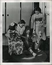 1949 Press Photo an America boy removes his shoes to enter a home in Tokyo picture