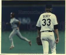 1990 Press Photo Mike Scott watches Dickie Thon in Houston Astros Baseball Game picture