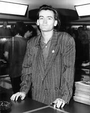 1985 Press Photo FEARGAL SHARKEY autograph signing Irish pop singer Undertones picture