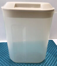 Rubbermaid Servin Saver 2.5 Quart Container Sheer w Almond Lid #6   USA picture