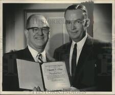 1959 Press Photo Vincent F. Otis receives award from John Rankin in Wisconsin picture