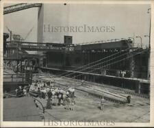 1943 Press Photo Workers watching Manufacturing Process At Sheffield Steel Corp picture