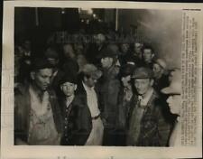1954 Press Photo Missouri-Unemployed workers wait to sign up for free food picture