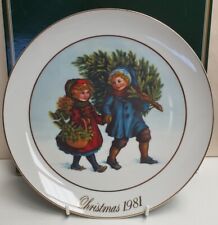 Vintage Avon Christmas Memories Plate Boxed c1981 Sharing The Christmas Spirit picture