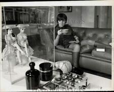 1967 Press Photo Mary examines dolls' fashions in glass case - kfa19238 picture