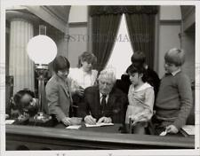1983 Press Photo Chief Justice Warren Burger signs autographs for children picture
