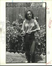 1982 Press Photo Barbara Shepherd of Pasadena shows her tomato plant - hca60936 picture