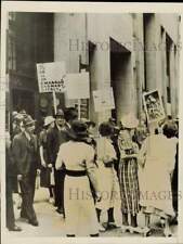 1937 Press Photo Pickets stand outside the German Consulate in Philadelphia, PA picture