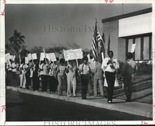 1977 Press Photo La Marque, Texas residents protest at school headquarters picture