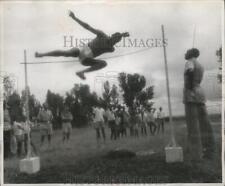 1955 Press Photo Chief of Watusi tribe watch Ngoga compete in high jump picture