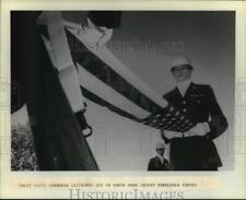 1989 Press Photo Delegates fold the US flag during Veterans Day - nom05316 picture