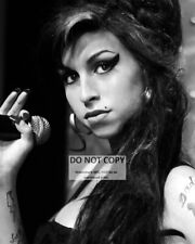 AMY WINEHOUSE SINGER SONGWRITER - 8X10 PUBLICITY PHOTO (CC327) picture