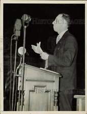 1936 Press Photo Harry Bridges addresses striking crowd at Exposition Auditorium picture