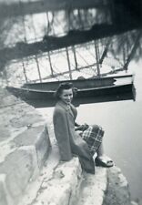 Y901 Original Vintage Photo WOMAN SITTING BY BOAT c 1940's picture