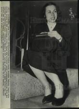 1949 Press Photo Judith Coplon rests outside Federal Court here during recess picture