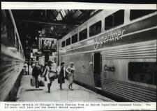 1979 Press Photo Passengers detrain, Chicago's Union Station from Amtrak picture