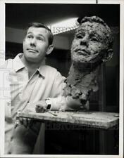 1963 Press Photo Comedian Johnny Carson with Sculpture by Robert Berks picture