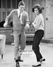 DICK VAN DYKE & MARY TYLER MOORE - 8X10 PUBLICITY PHOTO (EP-633) picture
