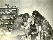 1970s Two Young Girls Long hair Pretty Women Students ORIGINAL B&W Photo picture