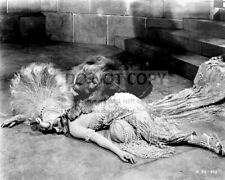 GLORIA SWANSON WITH A LION IN 