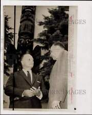 1958 Press Photo Fred Seaton and Waino Hendrickson talk in Juneau, Alaska. picture