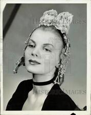 1944 Press Photo Old fashioned half-hat decorated with straw ornaments & roses picture