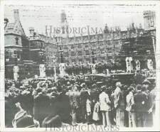 1939 Press Photo Crowds of Londoners mass before Parliament Building - lrw07189 picture