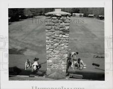 1991 Press Photo Oliver Wolcott Tech School Seniors Put Up Roof at Brodie Park picture