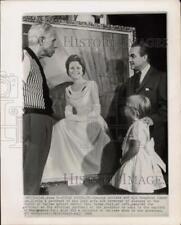 1969 Press Photo George Wallace views wife's portrait by Dmitri Vail in Dallas picture