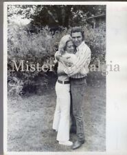 Vintage Photo 1973 Dinah Shore and Burt Reynolds embrace rare candid Globe Photo picture