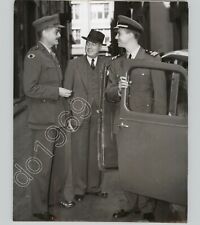 MAJOR C COUSENS w/ His Lawyer J MCFADDEN & LT HENSHAW. 1950s Press Photo picture