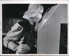 1952 Press Photo technician preps radioactive isotopes used in cancer treatment picture