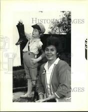 1992 Press Photo Tirano Varela, Children's Hospital Volunteer beside the Statue picture