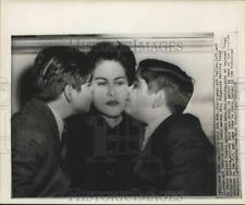 1959 Press Photo Carlos and Roberto kiss their mom Mrs. Fulgencio Batista in NY picture